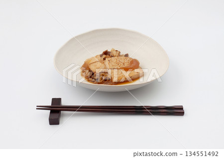 白色背景上的煮肉和豆腐 134551492