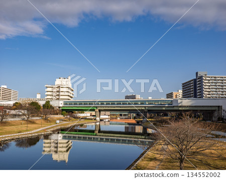 從這裡可以俯瞰都營地鐵東大島站，該站橫跨古老的仲川河。 134552002