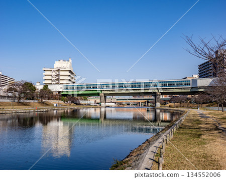 從這裡可以俯瞰都營地鐵東大島站，該站橫跨古老的仲川河。 134552006