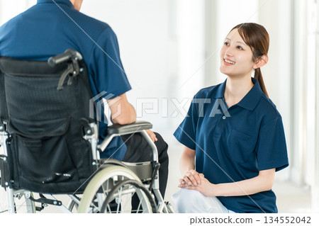 在安養院和醫院工作的女護士、護理員、物理治療師、職能治療師、語言治療師以及坐輪椅的男病人 134552042