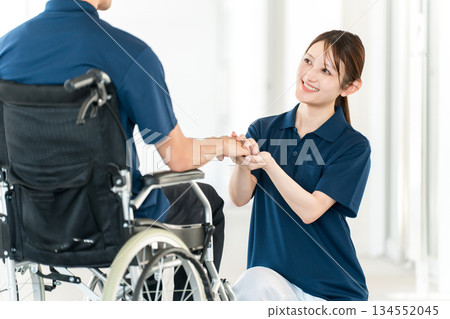 護理員、照顧員、護士、醫療、福利、輪椅、幫手、女性、物理治療師、護理人員、護理員 護理員、照顧員、護士、醫療、福利、輪椅、幫手、女性、物理治療師、護理人員、護理員 134552045