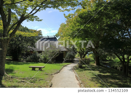 從宮地岳神社民家村自然公園眺望通往老房子的道路 從宮地岳神社民家村自然公園眺望通往老房子的道路 134552109