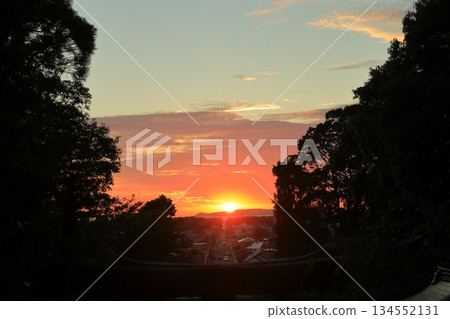 在宮地岳神社光之路徑外欣賞日落美景。 在宮地岳神社光之路徑外欣賞日落美景。 134552131