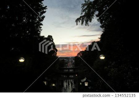 The view of the approach to Miyajidake Shrine, lit up and enveloped in the darkness of the evening 134552135