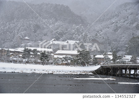 渡月橋被雪覆蓋 渡月橋被雪覆蓋 134552327