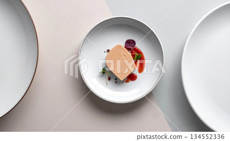 鵝肝，一種奢華的烹飪食材，盛放在盤子裡。生成式人工智慧 134552336