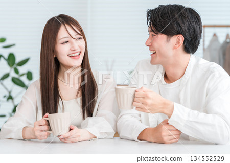 一對夫婦在餐桌上一邊喝著熱飲一邊聊天 134552529