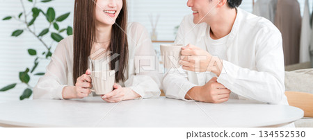 一對夫婦在餐桌上一邊喝著熱飲一邊聊天 134552530