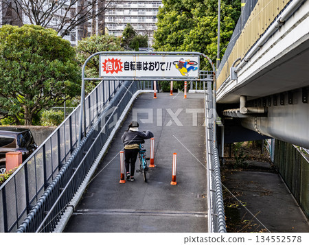 警告標誌：禁止在人行天橋上推自行車（騎自行車） 134552578