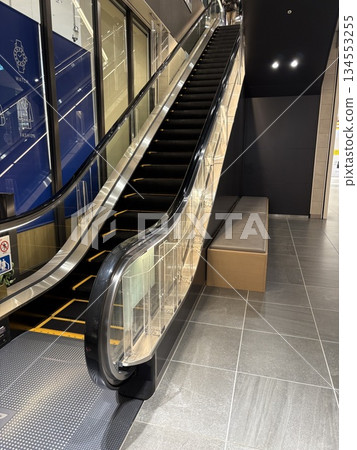 購物中心手扶梯旁的休息區 購物中心手扶梯旁的休息區 134553255