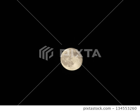 月亮漂浮在夜空中 月亮漂浮在夜空中 134553260