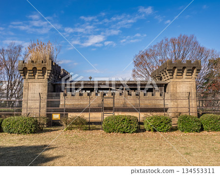 原小松川船閘(東京江戶川區),僅上部仍露出地面。 原小松川船閘(東京江戶川區),僅上部仍露出地面。 134553311