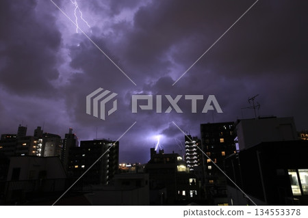 閃電透過雲層清晰可見。 閃電透過雲層清晰可見。 134553378