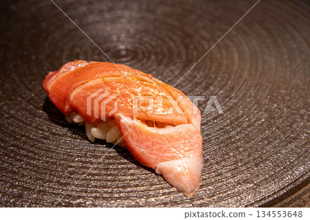 壽司櫃檯的其中一份鮪魚肥美多汁 134553648