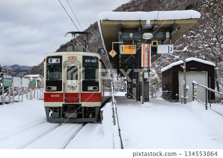 At the snow-covered Aizu Kogen Ozeguchi Station... [6050 Series] Yaga Beaker 134553864