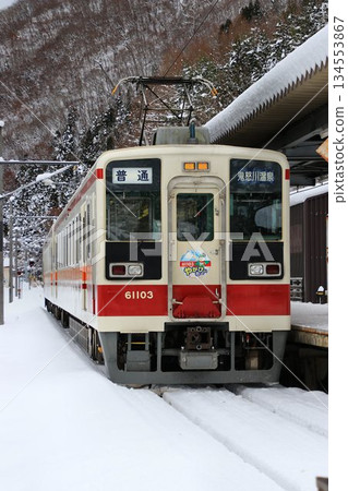 在白雪皚皚的會津高原尾澤口站…【6050系列】八賀燒杯 134553867