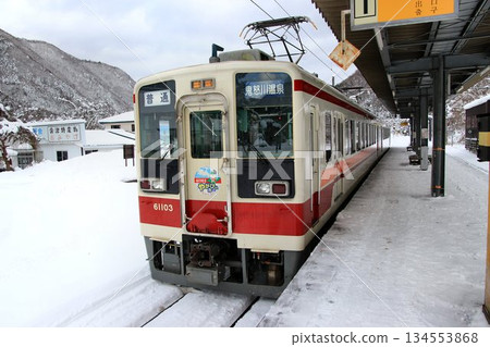At the snow-covered Aizu Kogen Ozeguchi Station... [6050 Series] Yaga Beaker 134553868