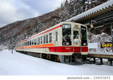 At the snow-covered Aizu Kogen Ozeguchi Station... [6050 Series] Yaga Beaker 134553872