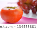 The orange of Fuyu persimmon and the jewel-like red of Queen Rouge (with a cute, sophisticated pink background) - perfect for enjoying the seasons. 134553881