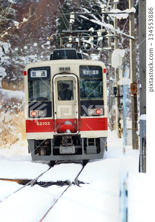 6050系列列車從白雪皚皚的會津高原尾澤口站出發。 134553886