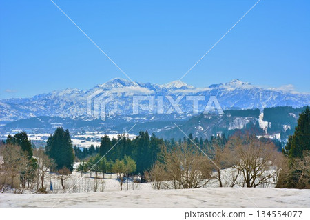 Early spring snowfall in the Ojiyayama Honyama Plateau and Echigo Sanzan mountains in Niigata Prefecture 134554077