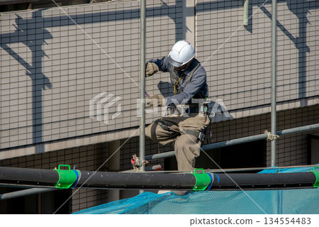 公寓大樓拆除工地上的工人們 134554483