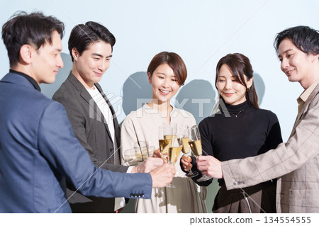 Men and women toasting at a party (drinking party/year-end party) Men and women toasting at a party (drinking party/year-end party) 134554555