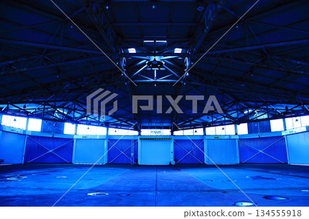一張大型空曠倉庫或大廳的圖片 一張大型空曠倉庫或大廳的圖片 134555918