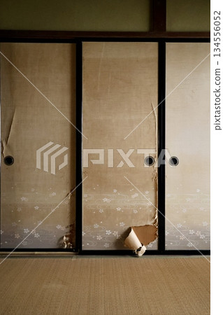 老式日式房屋裡的拉門和榻榻米 134556052