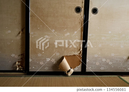 老式日式房屋裡的拉門和榻榻米 134556081