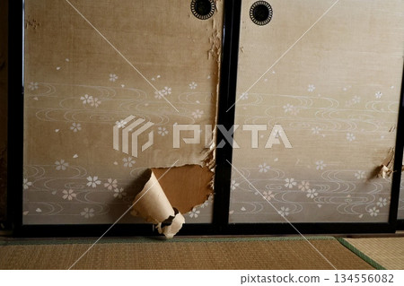 老式日式房屋裡的拉門和榻榻米 134556082