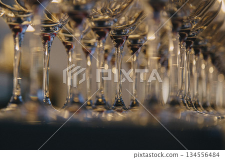 一個並排的玻璃 134556484