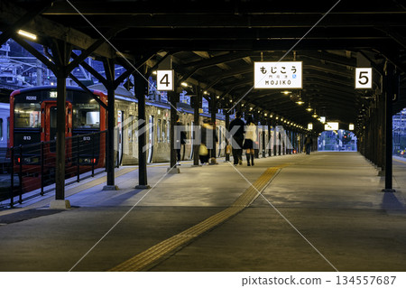 門司港站（福岡縣北九州市）的月台，是日本第一座被指定為重要文化財產的車站建築。 134557687