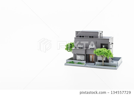 白色背景上的房屋模型 白色背景上的房屋模型 134557729