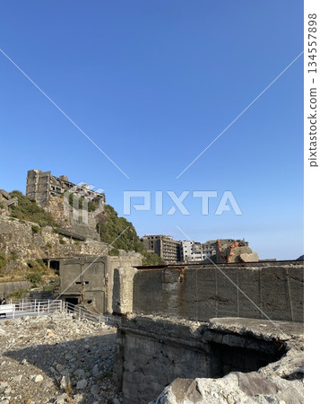 藍天下,軍艦島(端島)遺址及工業遺跡盡收眼底。 藍天下,軍艦島(端島)遺址及工業遺跡盡收眼底。 134557898