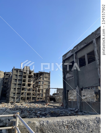 這是一處工業遺產景觀，包括軍艦島（端島）遺址和倒塌的煤礦房屋。 134557902