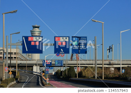 羽田機場的目的地指示牌 羽田機場的目的地指示牌 134557943