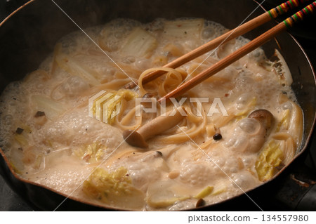 奶油義大利麵配大白菜和蟹蘑菇 134557980