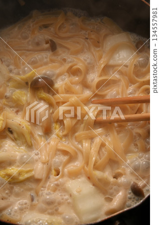 奶油義大利麵配大白菜和蟹蘑菇 134557981