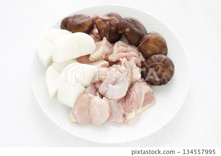 烹調前將雞肉、白蘿蔔和香菇切好。 烹調前將雞肉、白蘿蔔和香菇切好。 134557995