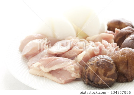 烹調前將雞肉、白蘿蔔和香菇切好。 烹調前將雞肉、白蘿蔔和香菇切好。 134557996