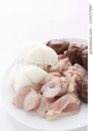 烹調前將雞肉、白蘿蔔和香菇切好。 烹調前將雞肉、白蘿蔔和香菇切好。 134557997