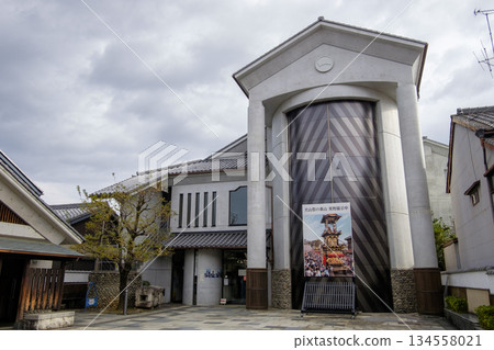 Dondenkan (Inuyama Minamikoken, Inuyama City, Aichi Prefecture) displays the floats of the Inuyama Festival, a UNESCO Intangible Cultural Property. Dondenkan (Inuyama Minamikoken, Inuyama City, Aichi Prefecture) displays the floats of the Inuyama Festival, a UNESCO Intangible Cultural Property. 134558021
