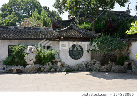Pavilion in Yuyuan Chinese garden in the Old City of Shanghai, built in 1559 during Ming Dynasty in Shanghai, China Pavilion in Yuyuan Chinese garden in the Old City of Shanghai, built in 1559 during Ming Dynasty in Shanghai, China 134558096
