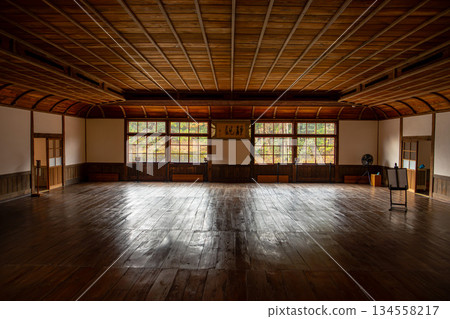 一棟歷史悠久的木製校舍，內部充滿懷舊氣息。 134558217