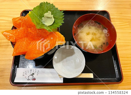 [Hokkaido] Seafood bowl at Otaru Triangle Market 134558324