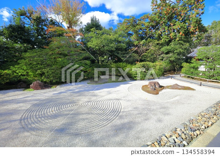 [Kyoto Prefecture] Kenninji Temple's Hojo Garden (Daiyuen) on a clear day 134558394