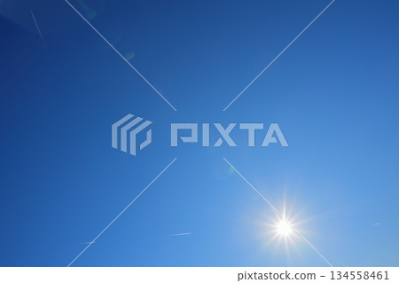 藍天、陽光和飛機尾跡 134558461