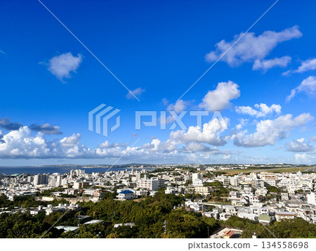 沖繩縣宜野灣市，市區，藍天白雲。城市景觀，包括住宅區和大海。 134558698