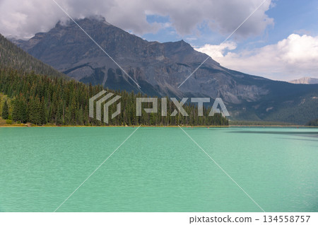 翡翠湖碧綠的湖水和雄偉壯麗的山景 翡翠湖碧綠的湖水和雄偉壯麗的山景 134558757